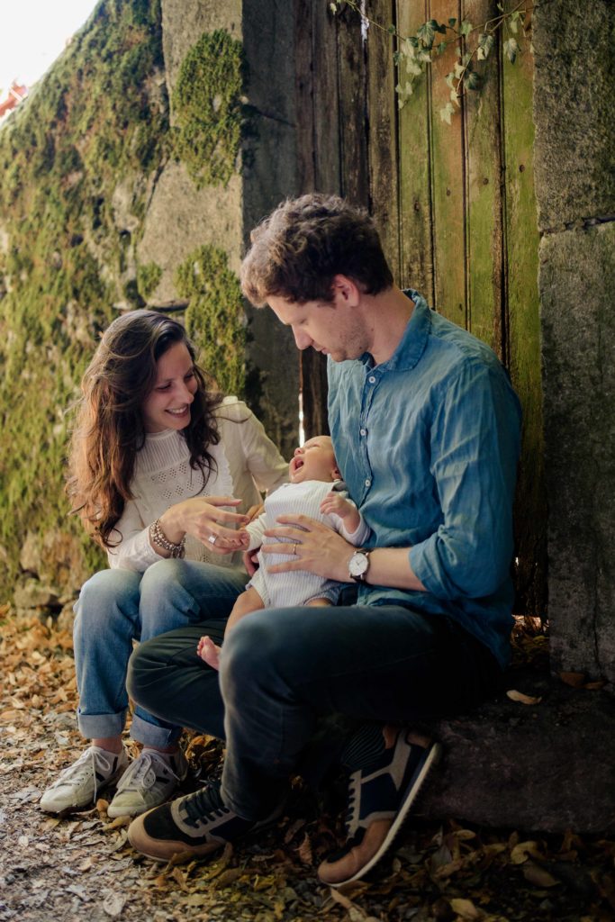 parents avec leur bébé dans les bras