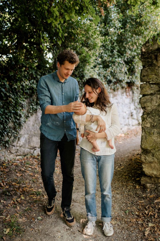 parents avec leur nourrisson dans les bras