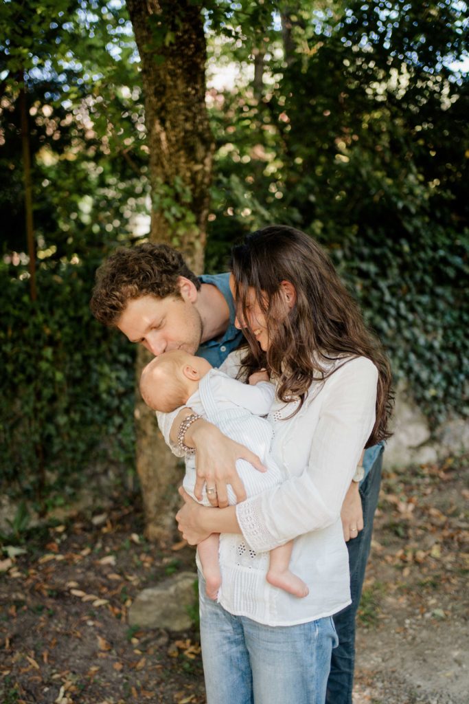 papa qui embrasse sur le front son bebe