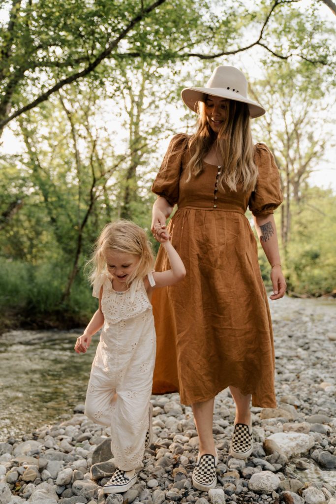 maman et sa fille au bord de la rivière