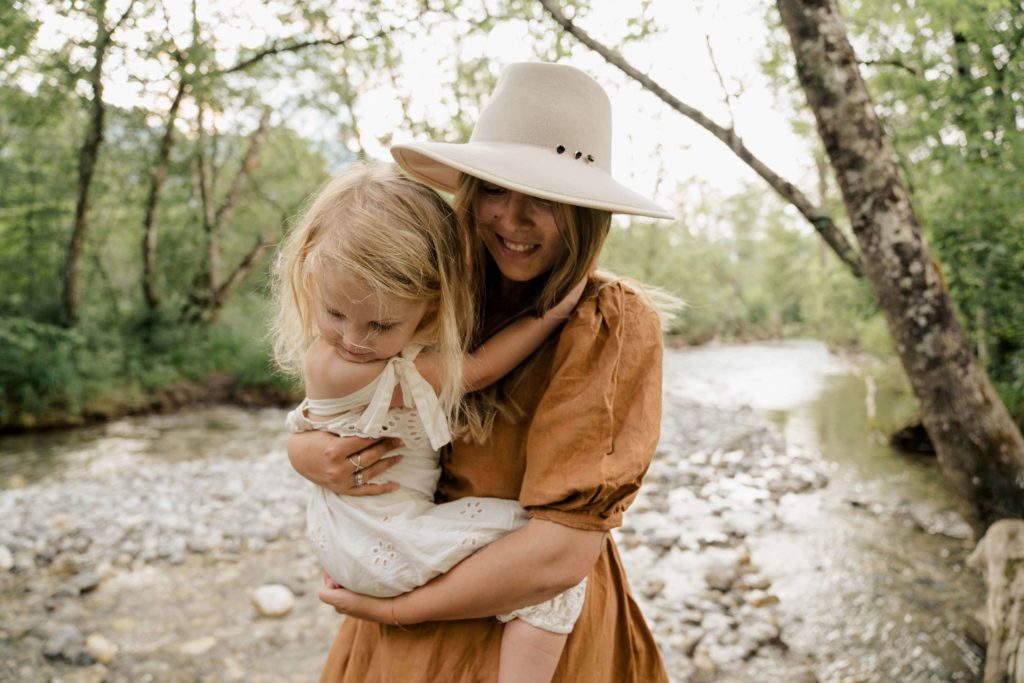 maman et sa fille dans les bras