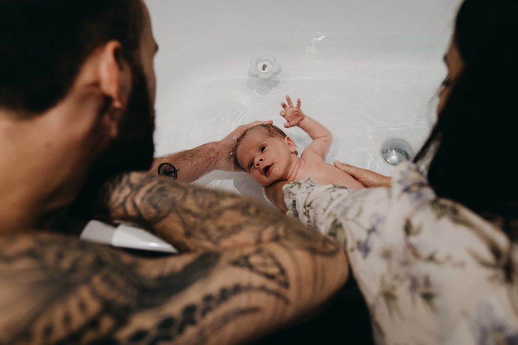premier bain après la naissance avec ses parents