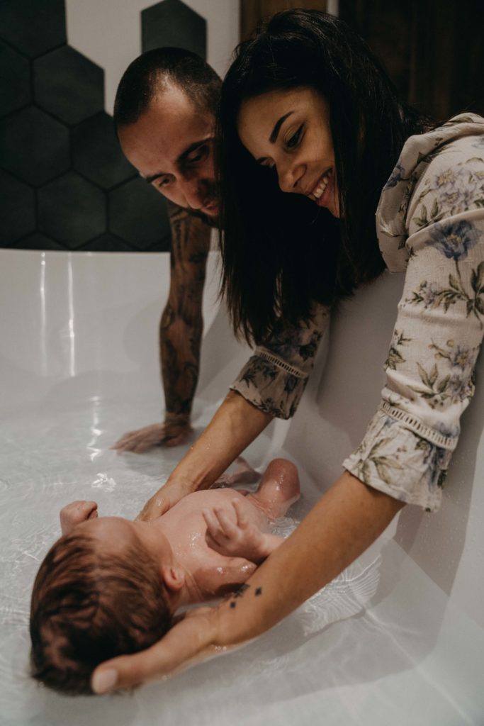 bain dans les bras de maman