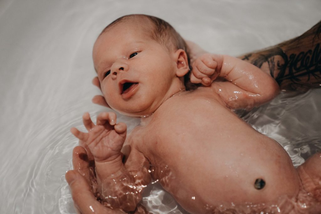premier bain nouveau né