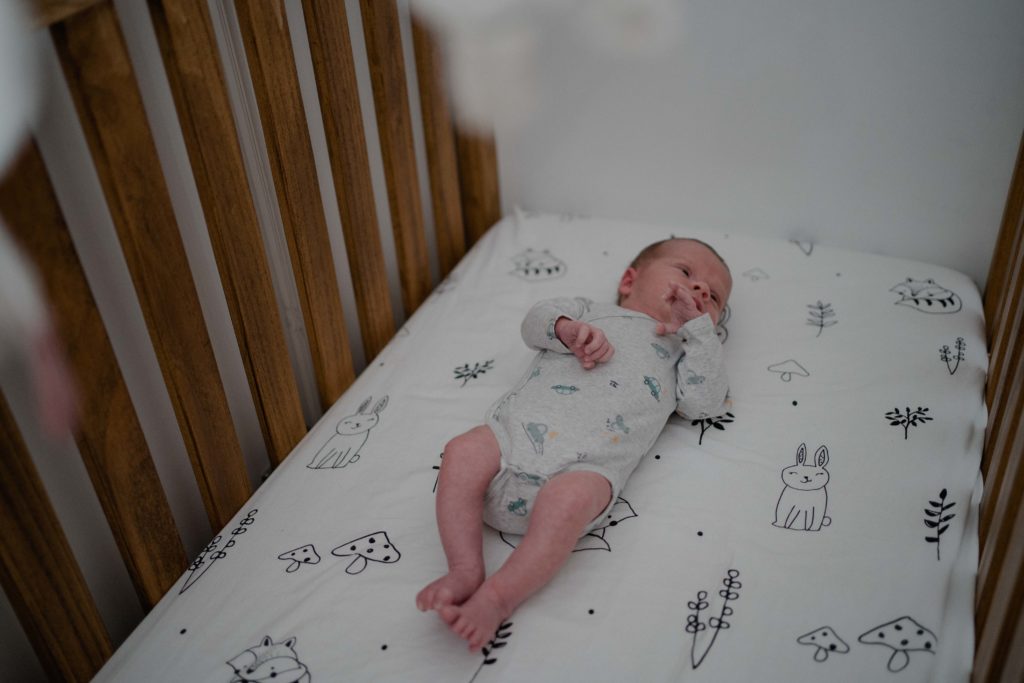 bébé dans son lit