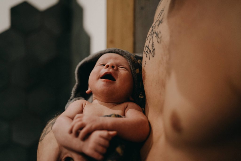 bébé en peau à peau