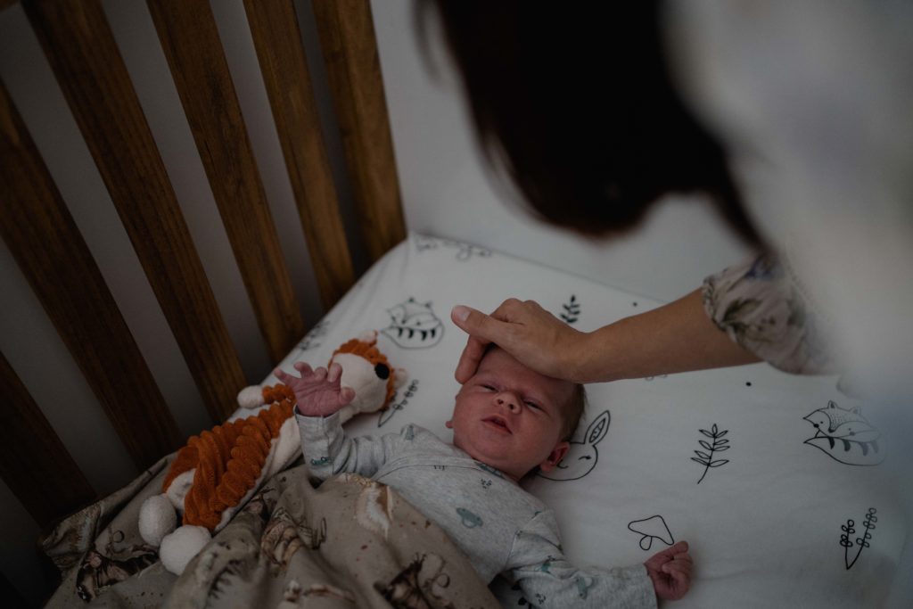 calin de maman à son bébé