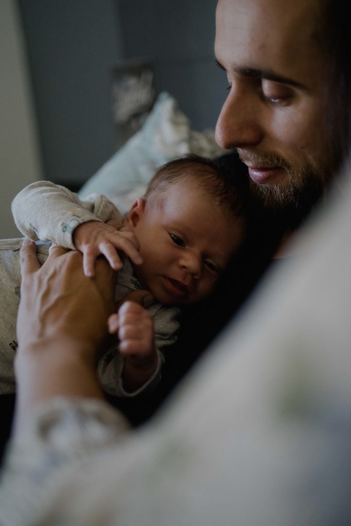 portrait papa et nouveau né