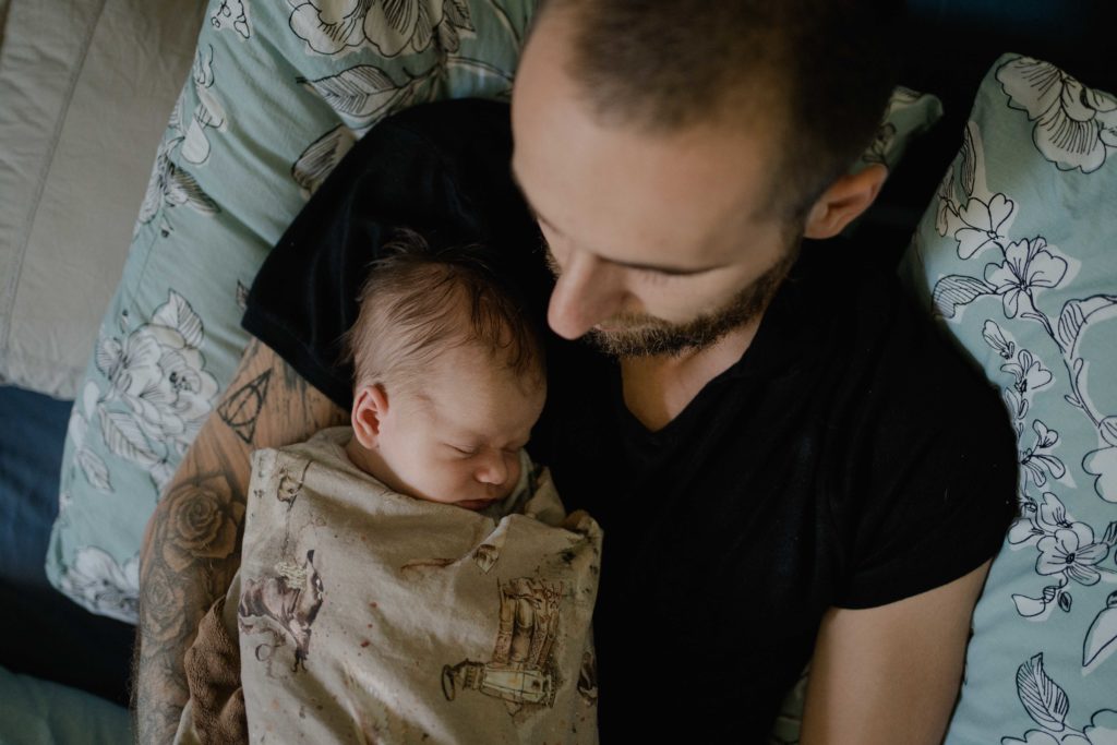 nouveau né dans les bras de son papa