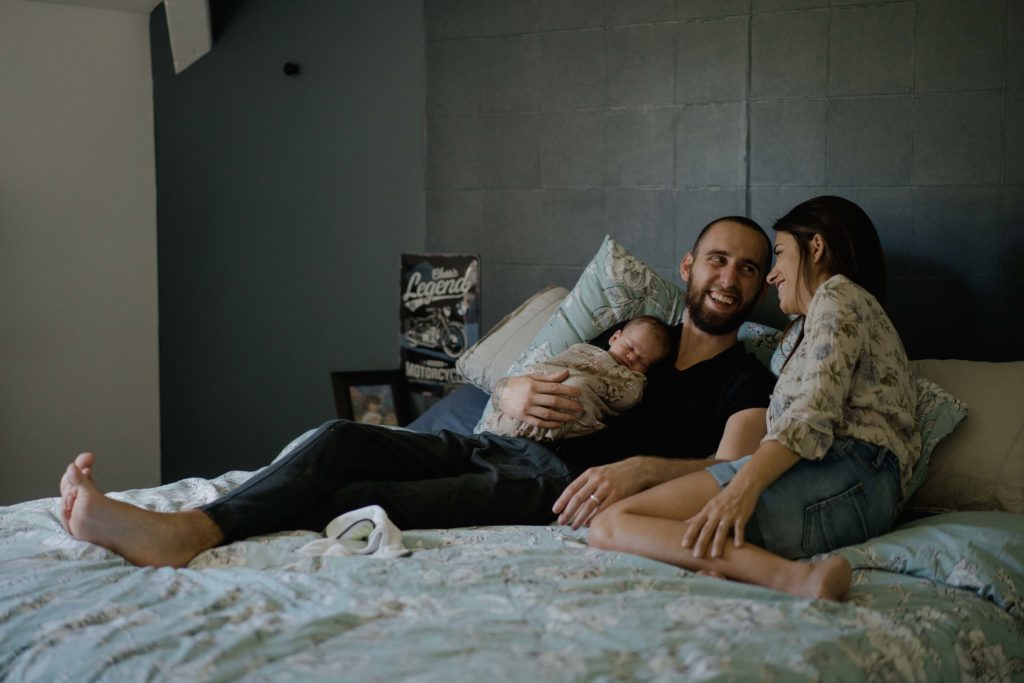 famille avec nouveau né