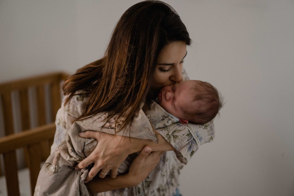 maman qui embrasse son bébé