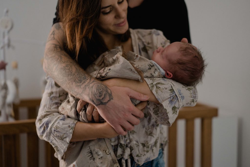 maman qui tient son bébé dans les bras
