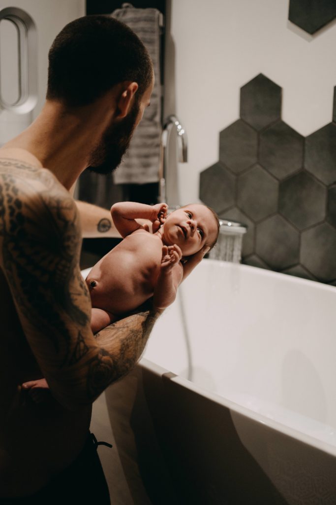 bain de bébé à la naissance