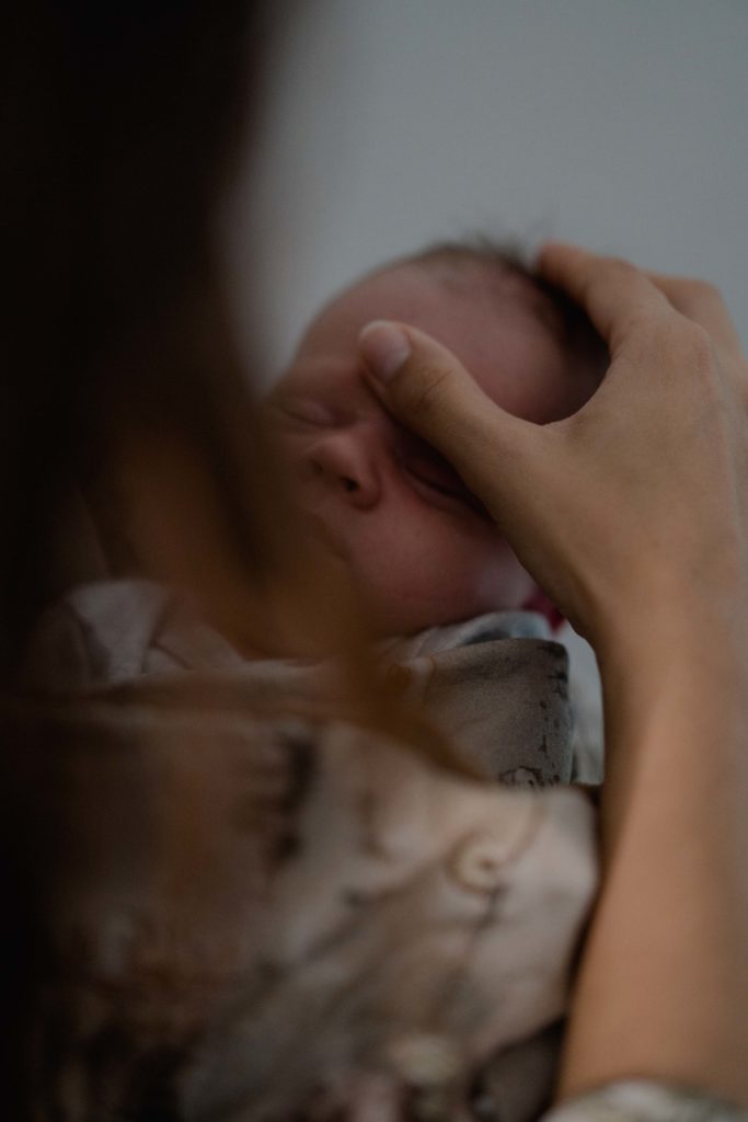câlin sur le front de son bébé