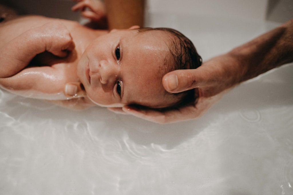 bain dans les bras de son papa