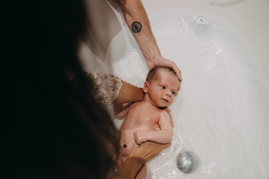 bébé dans le bain