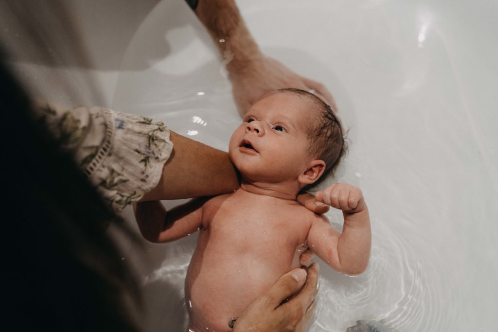 portrait de bébé dans le bain