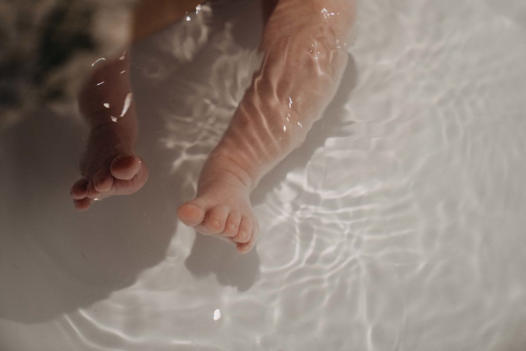 pied de bébé dans l'eau