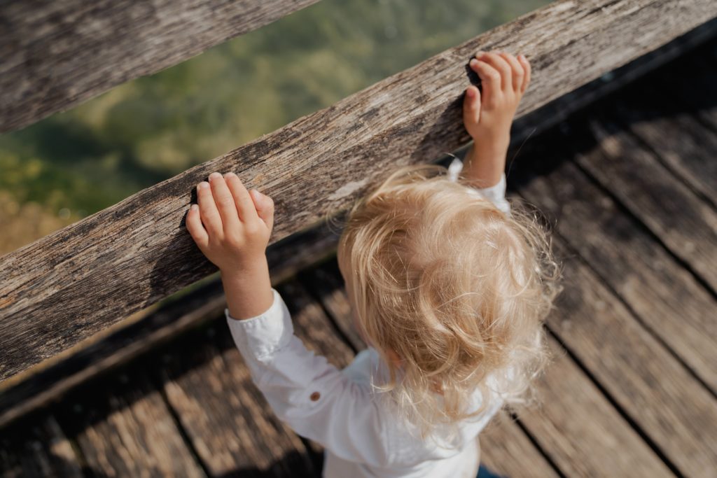 mains d'un petit garçon