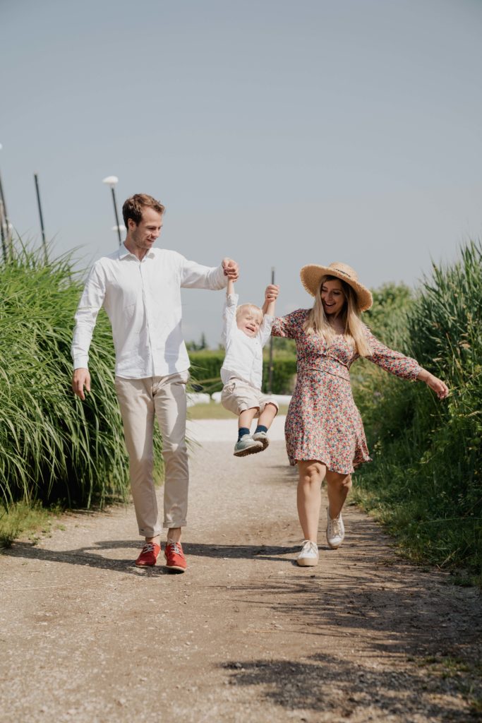 enfant avec ses parents