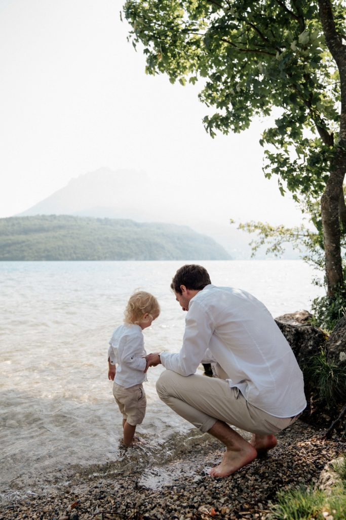 les pieds dans l'eau au bord du Lac d'Annecy