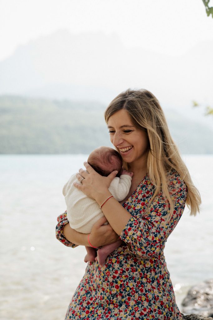 maman souriante avec son bébé dans les bras