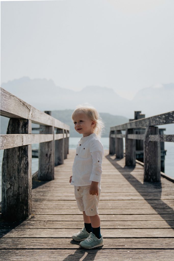 petit garçon sur un ponton