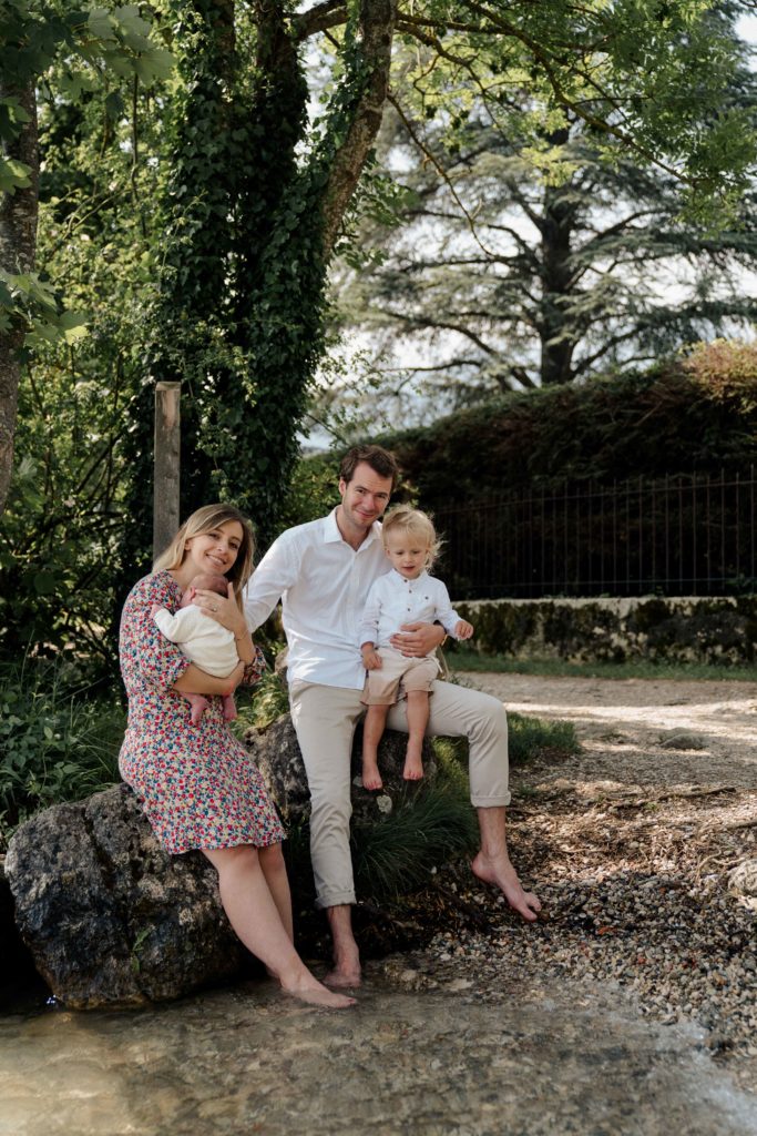 famille en extérieur au bord du lac