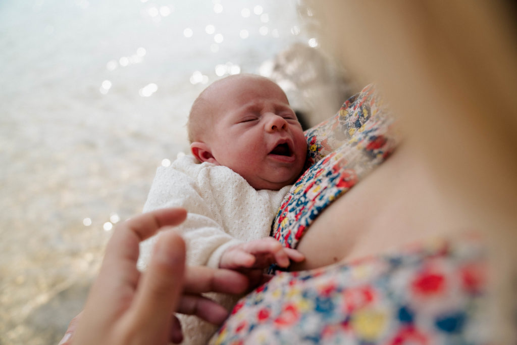 bébé dans les bras de sa maman
