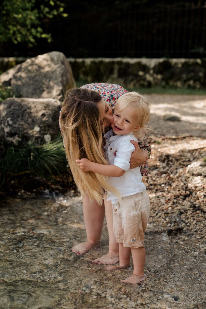 bisous d'une maman à son enfant