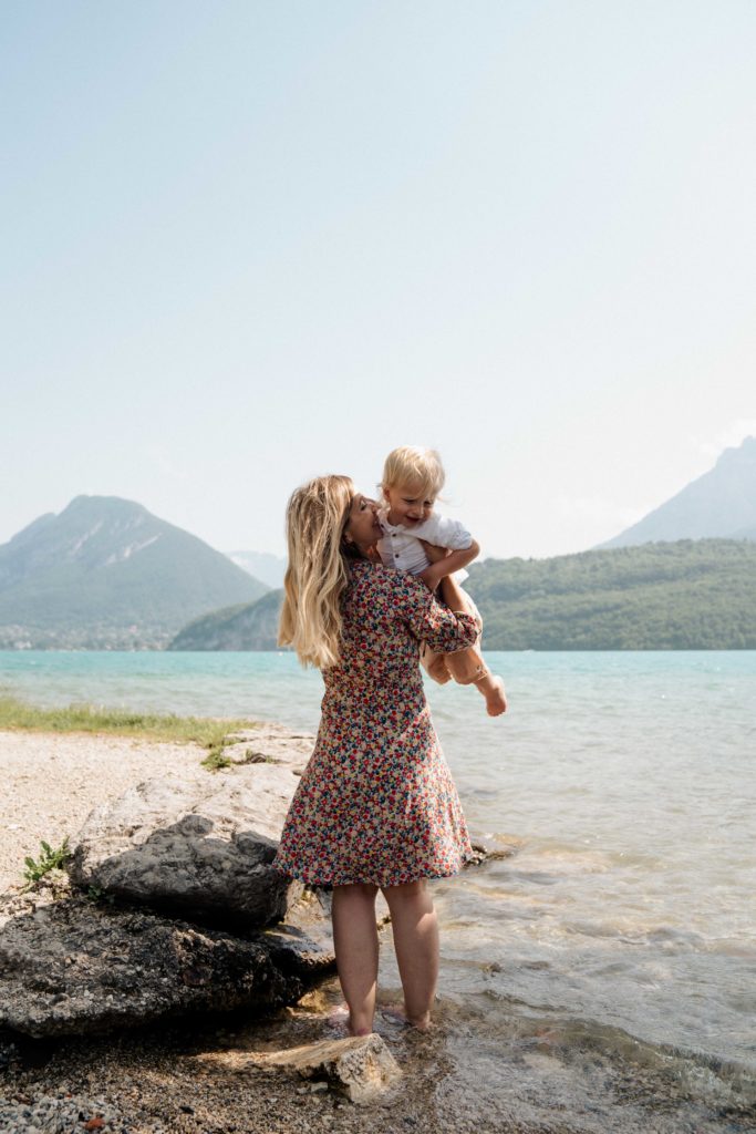 maman qui joue avec son enfant