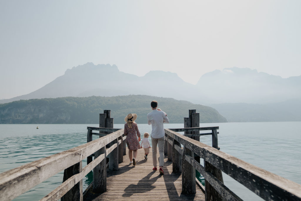 famille sur un ponton au bord du lac