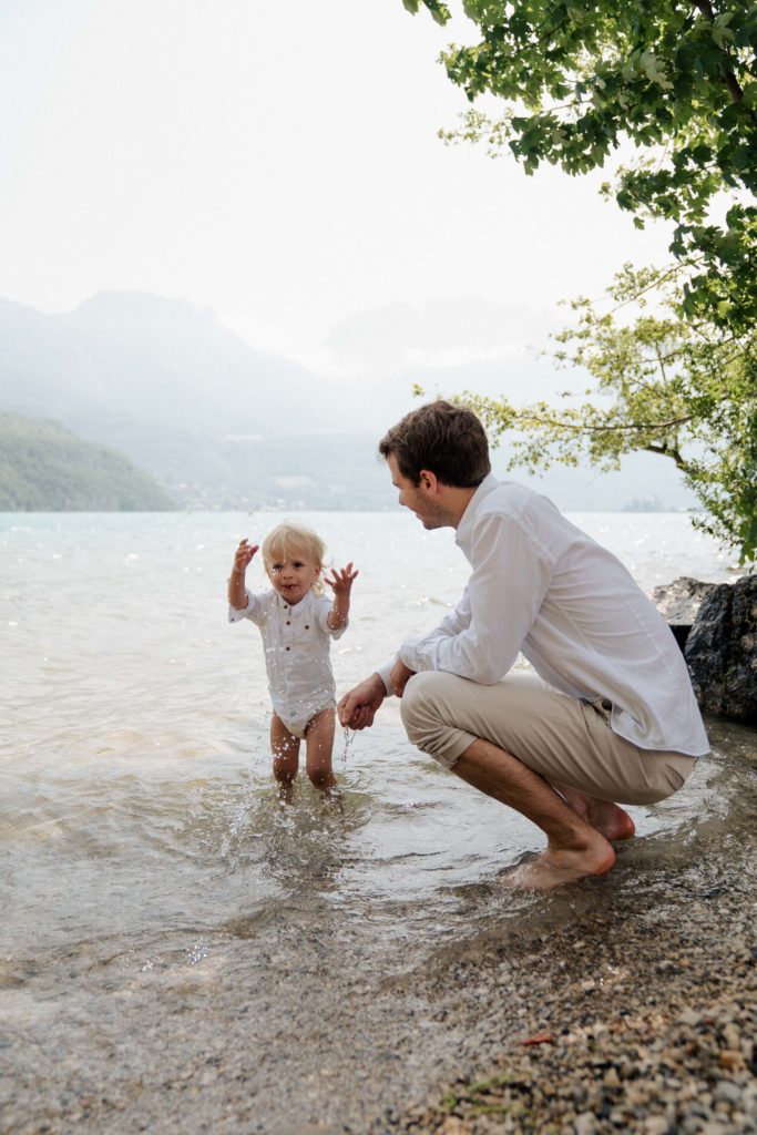 enfant qui lance de l'eau