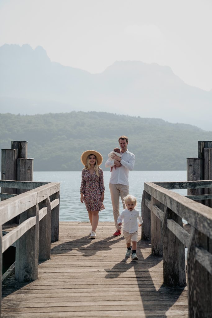 famille au bord du lac