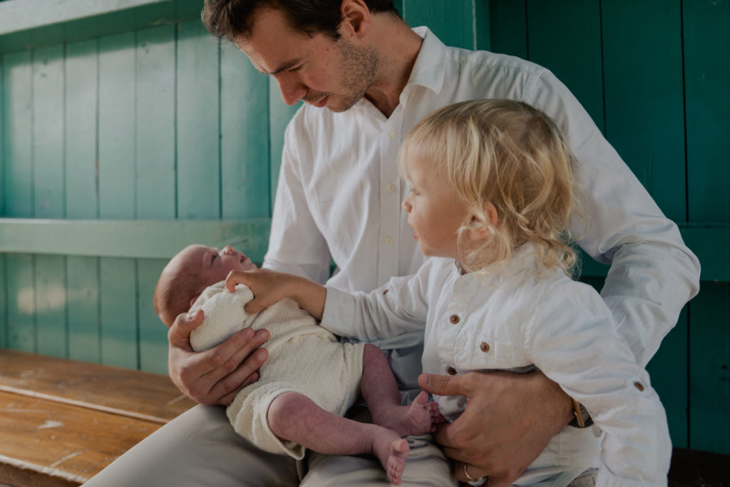 nouveau né dans les bras de son papa