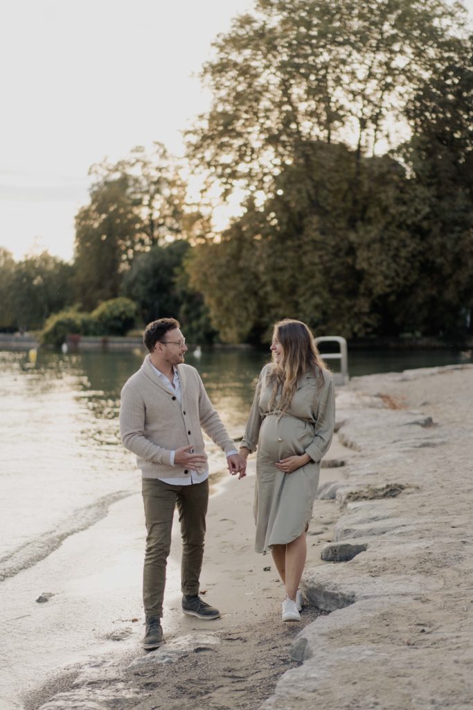 couple qui marche sur la plage