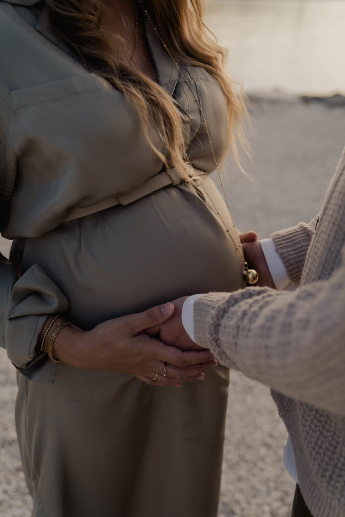 couple qui se tient la main