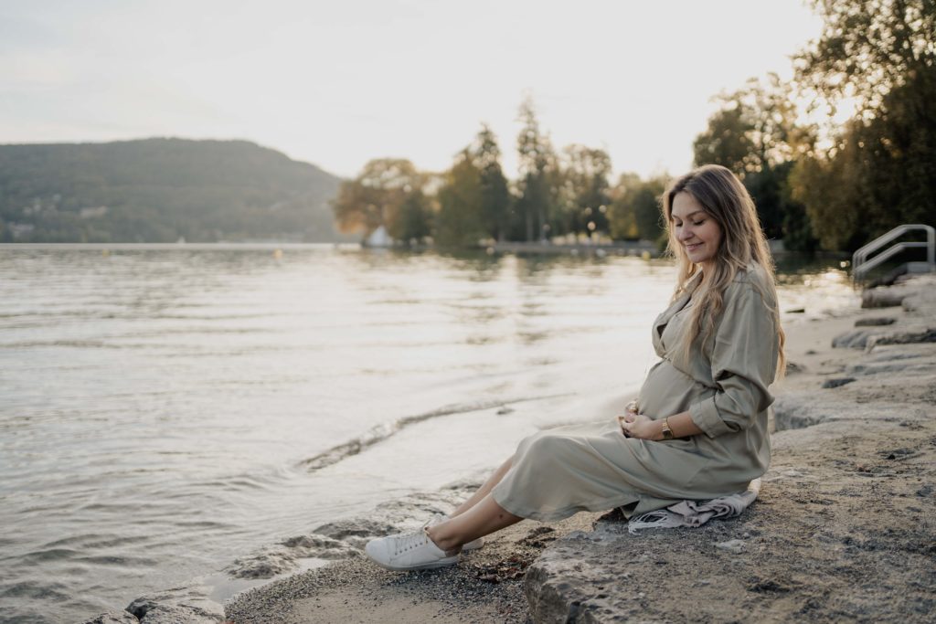 femme enceinte au bord du lac d'Annecy