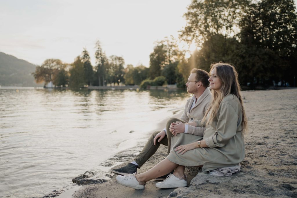 couple se tenant la main