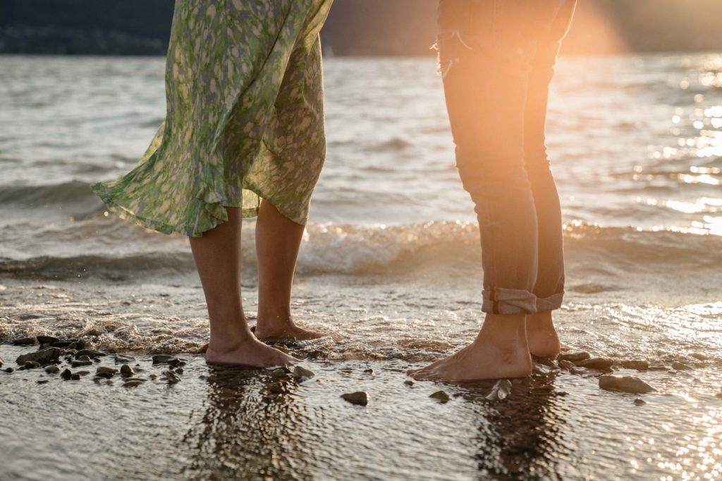 les pieds dans l'eau