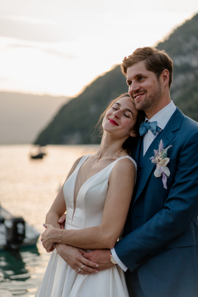 couple mariage au bord du lac d'Annecy