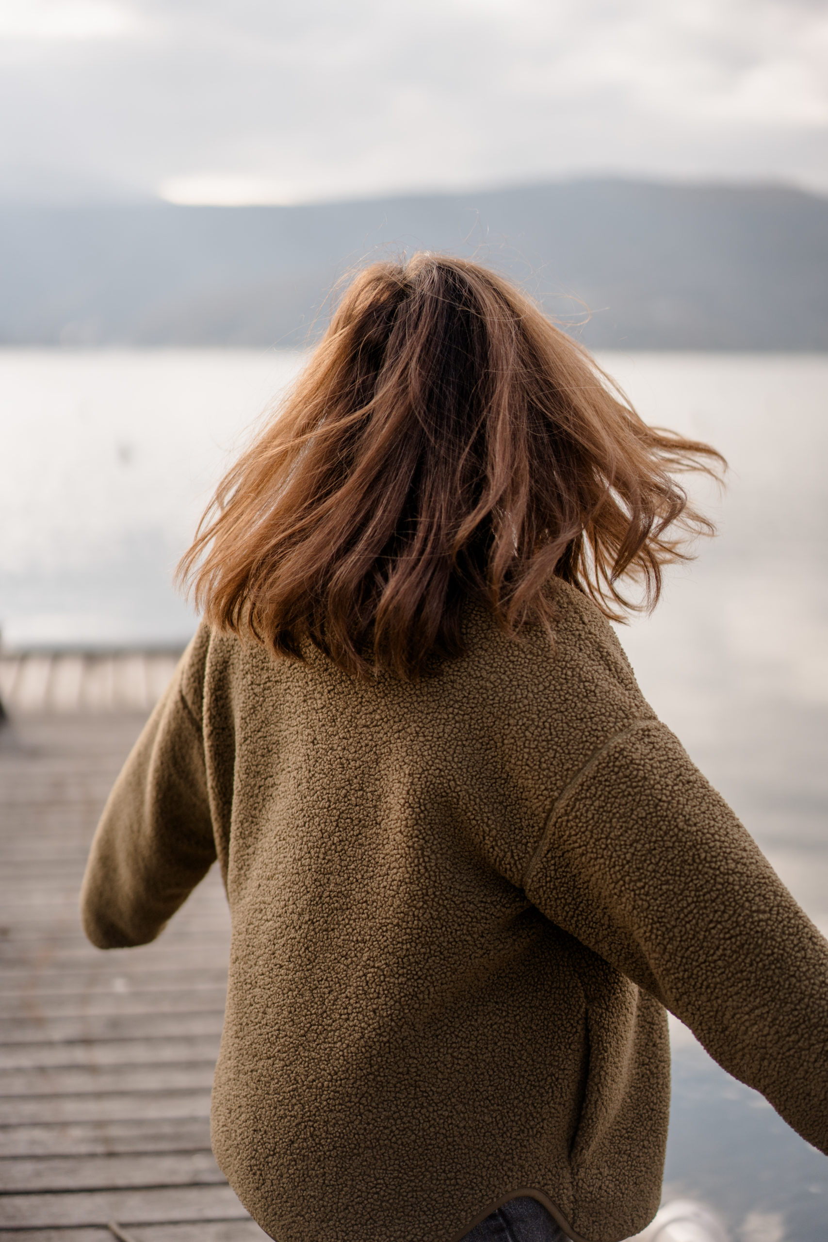 personne en mouvement au bord du lac